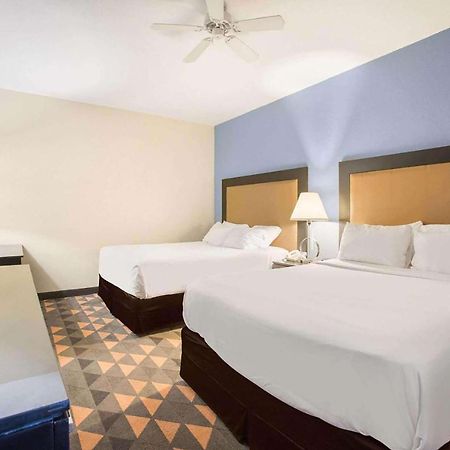 Days Inn By Wyndham Mackinaw City - Bridgeview Area Экстерьер фото
