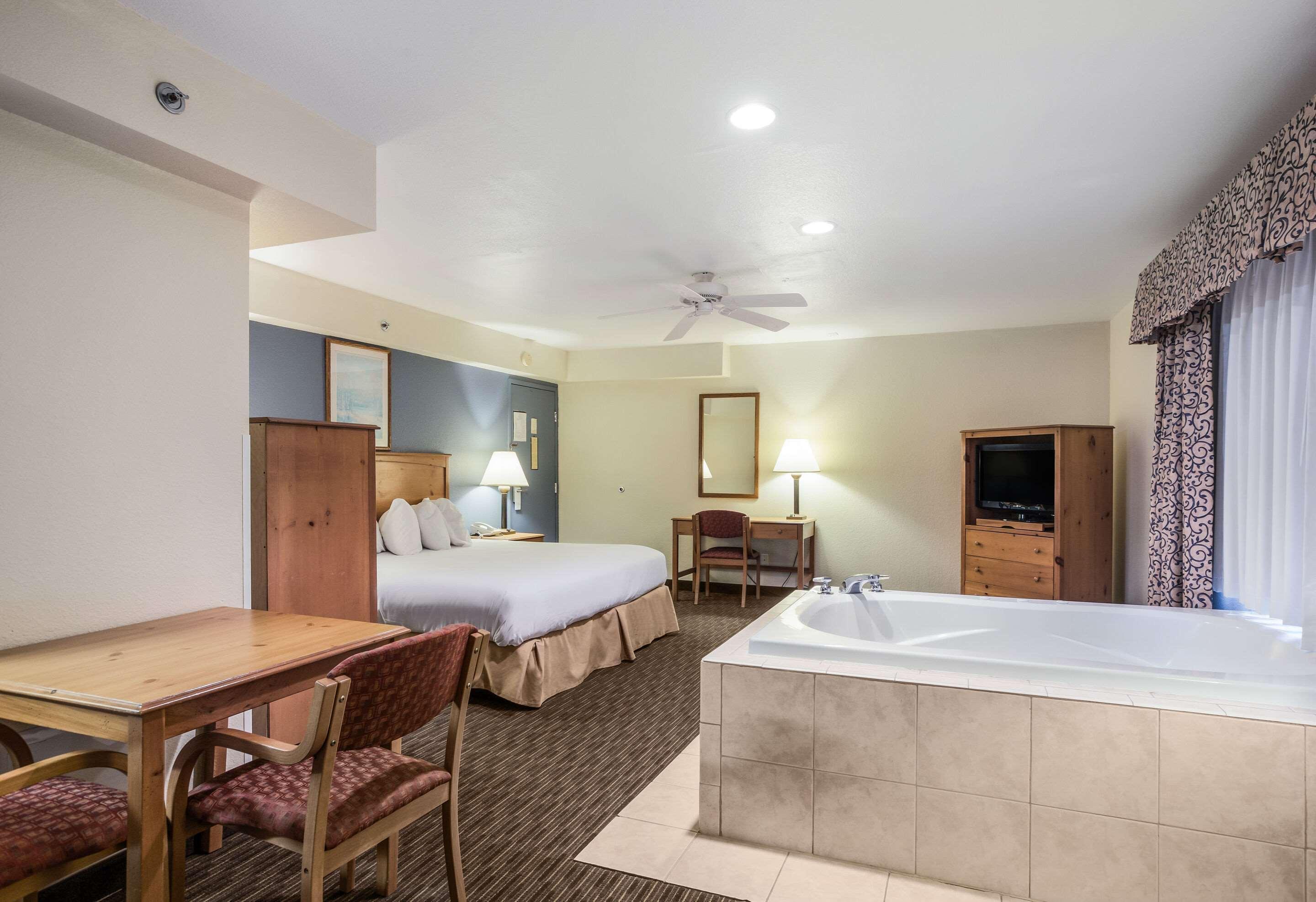 Days Inn By Wyndham Mackinaw City - Bridgeview Area Экстерьер фото