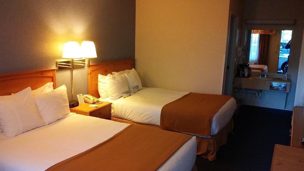 Days Inn By Wyndham Mackinaw City - Bridgeview Area Экстерьер фото