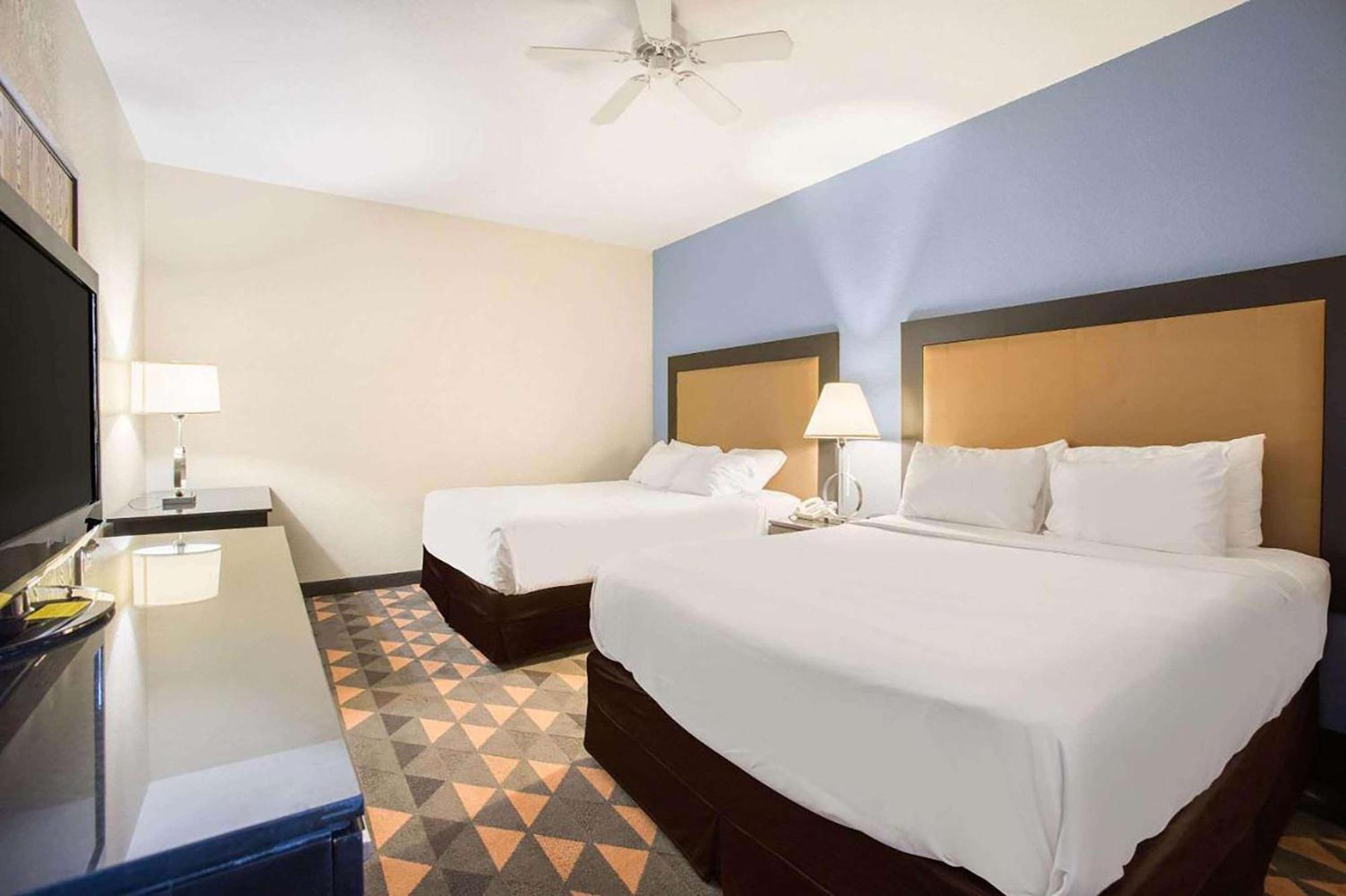 Days Inn By Wyndham Mackinaw City - Bridgeview Area Экстерьер фото