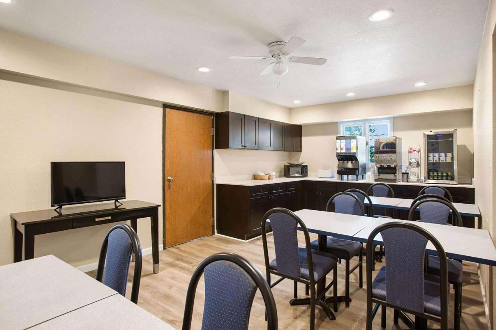 Days Inn By Wyndham Mackinaw City - Bridgeview Area Экстерьер фото