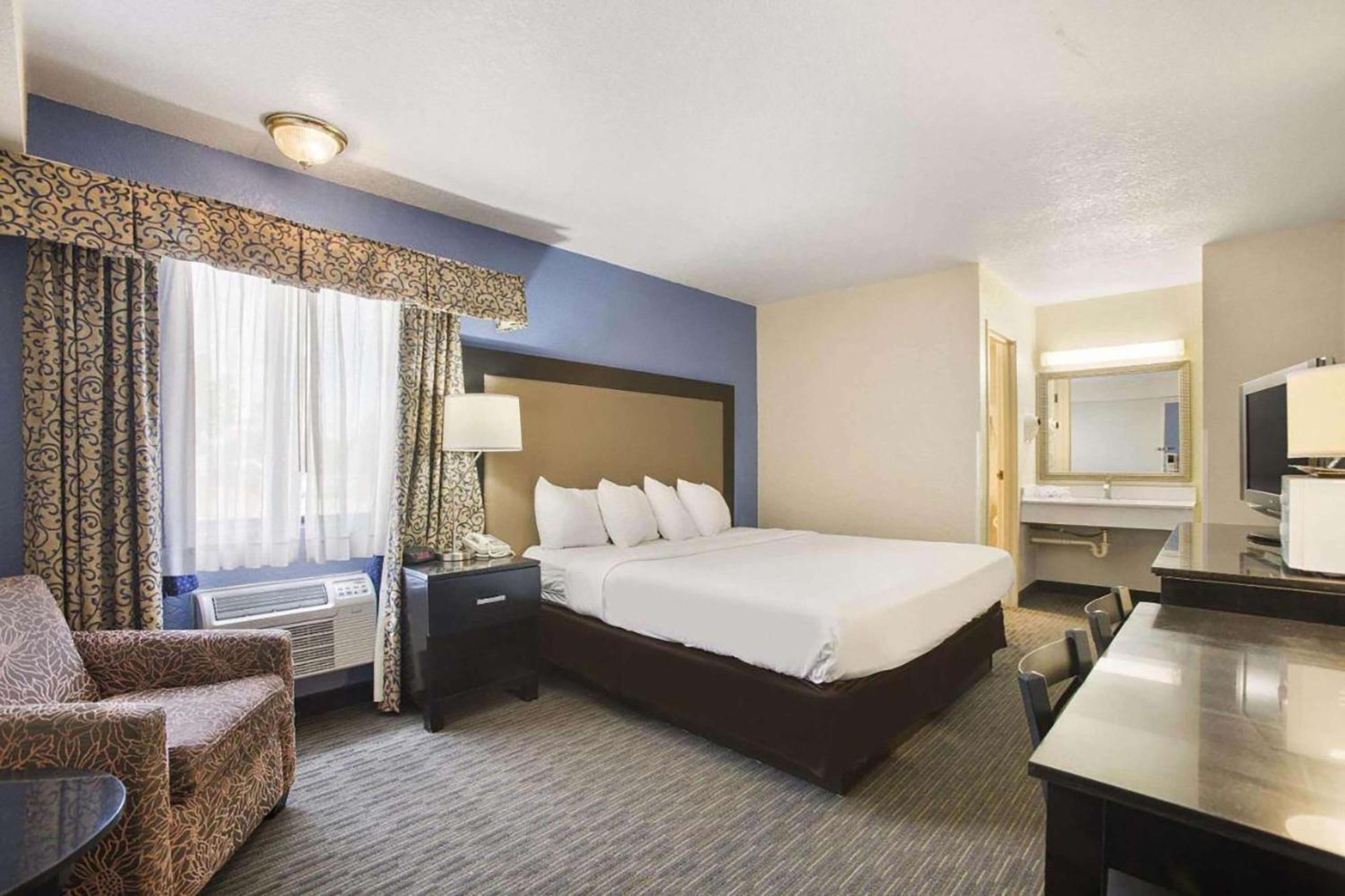 Days Inn By Wyndham Mackinaw City - Bridgeview Area Экстерьер фото